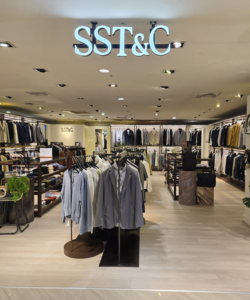 SST&C 門市店櫃：品牌招牌與服飾陳列空間